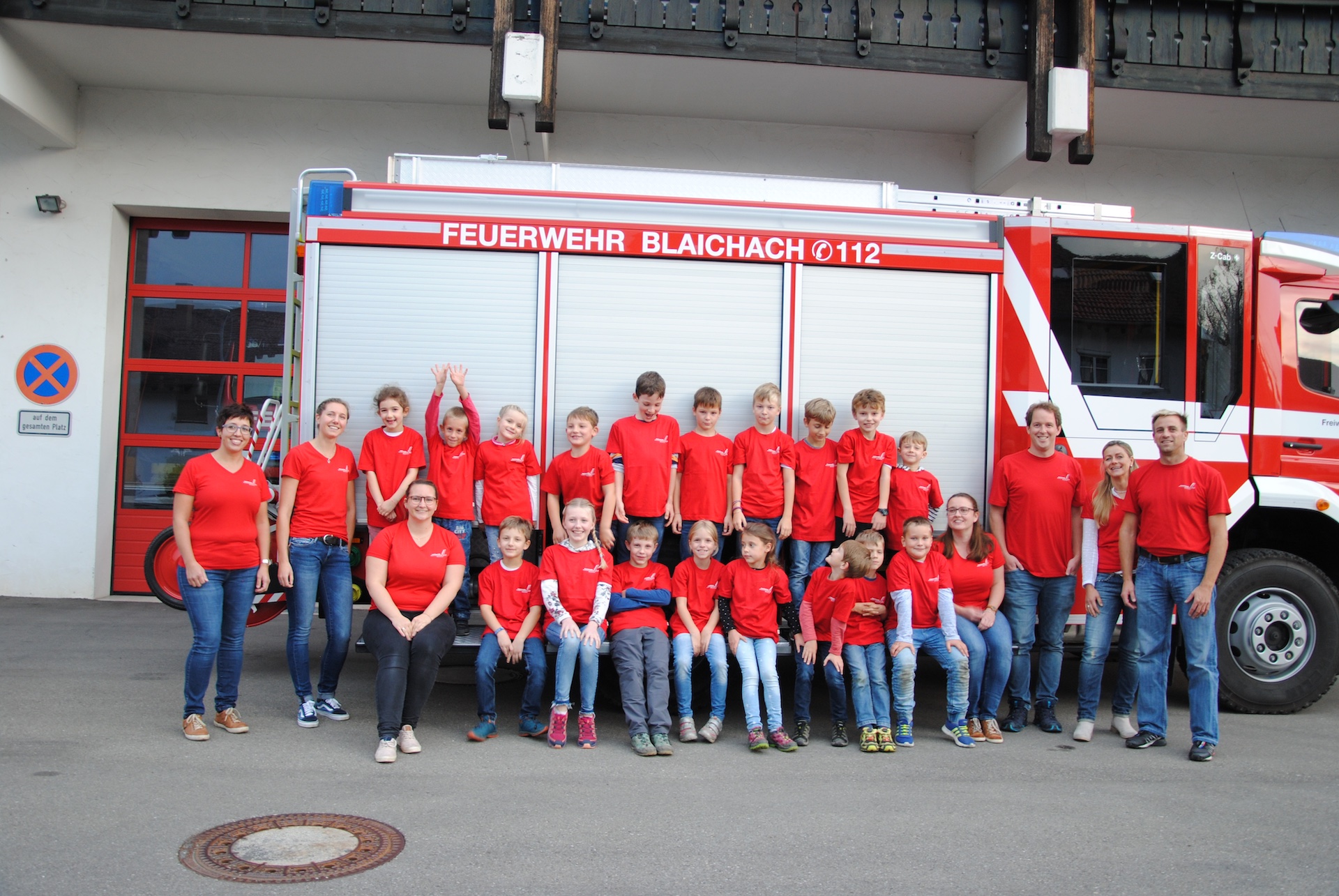 Kommandant Ralph Appelt (rechts) freut sich über seine 18 jungen Nachwuchskräfte in der neugeründeten Blaichacher Kinderfeuerwehr. Die Leitung übernimmt Erzieherin Sarah Müller (2.v.links) mit Christina Birker (links), Martina Tarrach (vorne links), Anita Appelt (2.v. rechts), Michael Nutz (3. v. rechts) und Andrea Wipper (4. v. rechts)